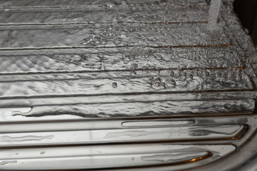 Chromabdeckung mit Wasser reinigen
