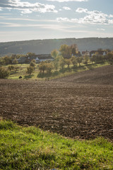 Herbstlandschaft mit Acker und Obstb&auml;umen