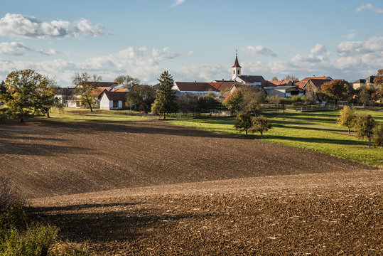 Herbstlandschaft mit Dorf und Kirche