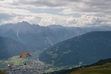 Paragliding über den Tiroler Bergen