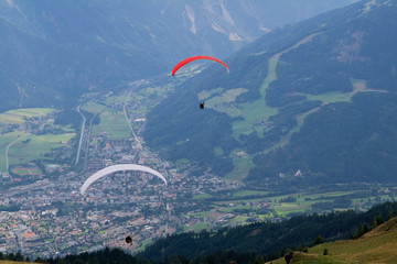 Paragliding über den Tiroler Bergen