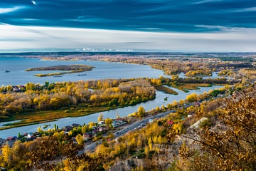 вид на реку Волга с горы Тип-Тяв, около города Самара, Россия, осень, пейзаж мест с умеренным континентальным климатом.

