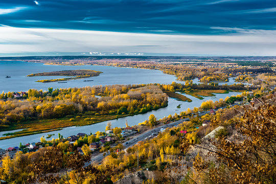 вид на реку Волга с горы Тип-Тяв, около города Самара, Россия, осень, пейзаж мест с умеренным континентальным климатом.
