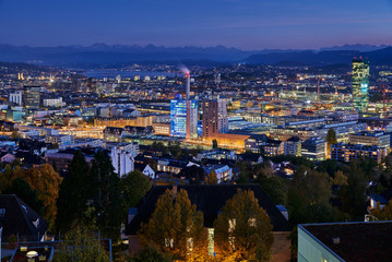 Obraz premium Nachtaufnahme Panorama Blick auf Zürich mit Zürichsee und Voralpen im Hintergrund