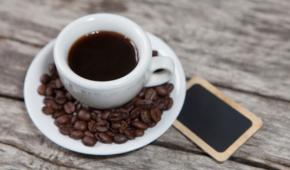 café et pancarte de publicité écriture