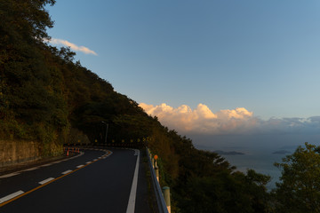 Obraz premium 朝日を浴びる屋島スカイウェイ東側(屋島、瀬戸内海、香川県高松市)