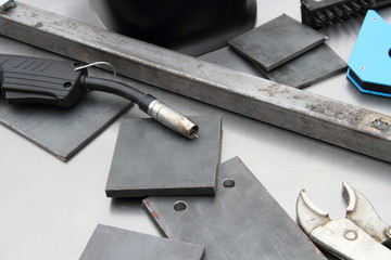 Schweißertisch mit Werkzeug und Schweißgerät 22