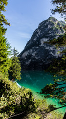Fototapeta na wymiar Landschaft mit Gebirge an einem Wildsee im Herbst in Alpen mit Bergen am See Prags
