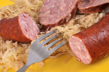 Gros plan sur une choucroute garnie 