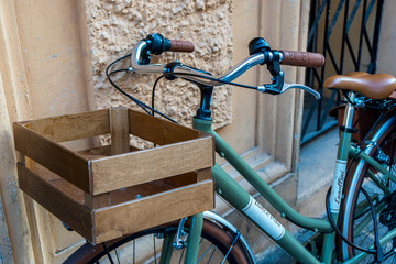 altes Fahrrad mit Holzkiste vorne