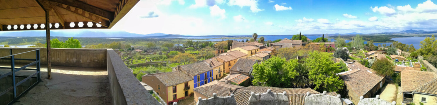 paisaje de vista panor&aacute;mica de un peque&ntilde;o poblado de espa&ntilde;a