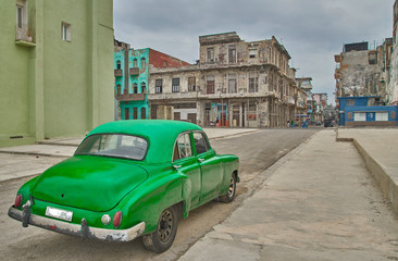 Coche vintage en calle de La Habana