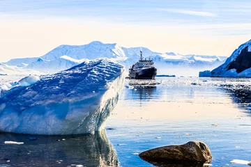 Fototapeten Touristische Antarktis-Kreuzfahrtschiff unter den Eisbergen mit Gletscher im Hintergrund, Neco Bay, Antarktis? © vadim.nefedov