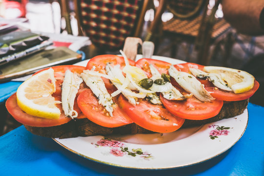 Tartine tomates anchois capres