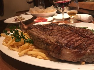 骨付き赤身肉の塊