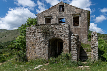Fototapeta na wymiar Verlassenes Haus in einem Dorf auf Korfu in Griechenland
