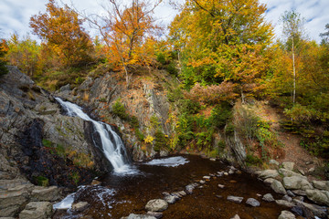 Fototapeta na wymiar Autumn waterfall 2