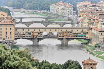 Ausblick vom Monte alle Croci auf die Ponte Vecchio und die Stadt Florenz, Toskana, Italien, Europa