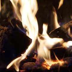 Kaminfeuer mit lodernen Flammen 