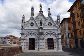 Fototapeta na wymiar facciata chiesa