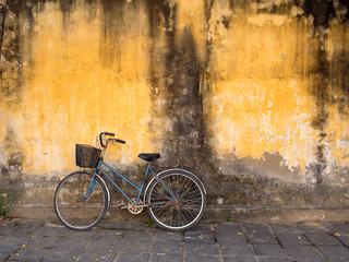 Bicycle against yellow wall in Hoi An, Vietnam　自転車とベトナム・ホイアンの黄色い壁
