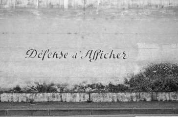 Un mur en noir et blanc où est écrit 