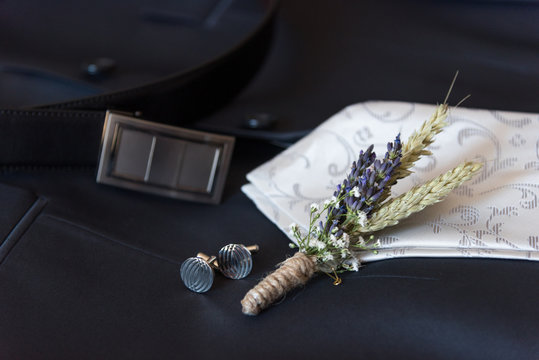 Costume de mariage - pochette et bouton de manchette pos&eacute;s sur la cravatte
