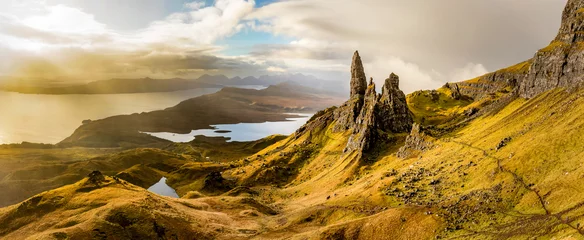 Zelfklevend Fotobehang The Old Man of Storr, Schottland, Isle of Skye Panorama © tech_studio
