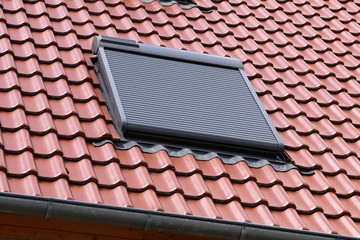 Dachfenster mit Rollladen, Au&szlig;enaufnahme