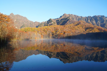 Fototapeta na wymiar 戸隠高原　鏡池の紅葉