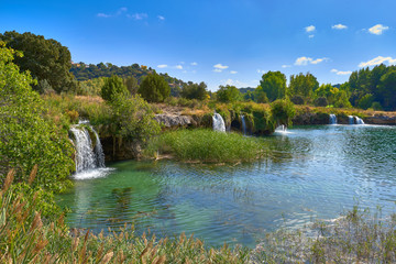Fototapeta na wymiar Vista Paisaje de las Cascadas de la Laguna La Lengua en el Parque Natural de las Lagunas de Ruidera, Albacete, Castilla La Mancha, España