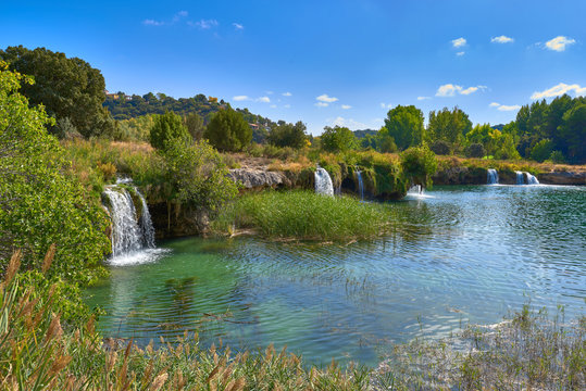 Fototapeta Vista Paisaje de las Cascadas de la Laguna La Lengua en el Parque Natural de las Lagunas de Ruidera, Albacete, Castilla La Mancha, España