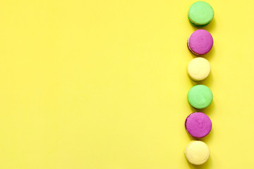 Obraz premium Macaroon on a colored background top view, copyspace