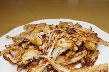 焼いたエノキダケ