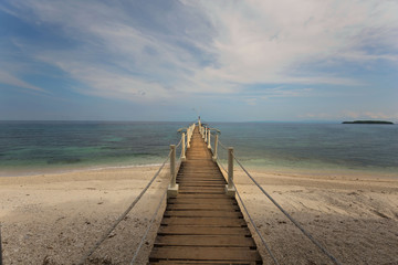 Obraz premium Pier to Sumilon Island Cebu Philippines, in a tranquil scene on a nice sunny day