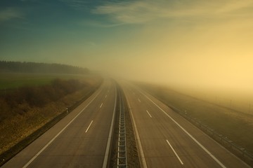 Autobahn im Nebel