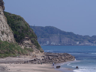 海岸を散歩する親子