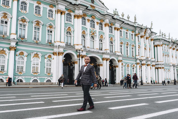 Obraz premium asian businessman in city