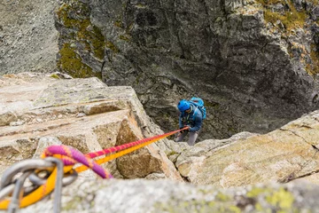 Vitrage gordijnen The climber overcomes a vertical fault with a rope. © gubernat