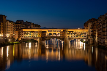 Fototapeta na wymiar die Ponte Vecchio in Florenz am Abend