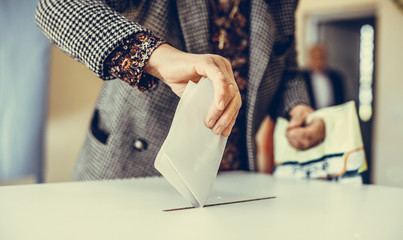 Person voting, casting a ballot - obrazy, fototapety, plakaty