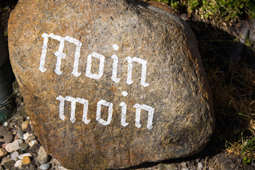 Großer Stein mit Spruch  Moin, moin © Blende8