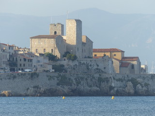La città di Antibes sulla roccia in bordo al mare in Costa Azzurra,  Francia.