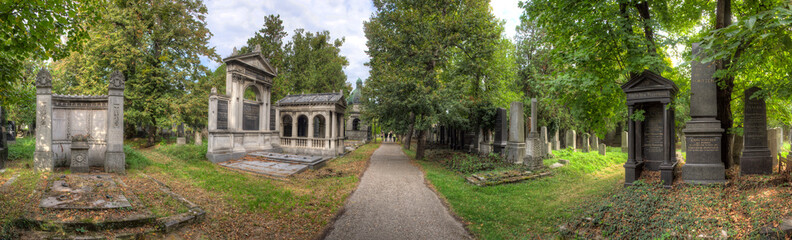 Fototapeta na wymiar Familiengräber auf dem Zentralfriedhof in Wien