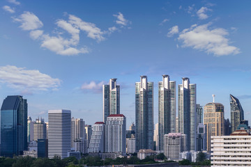 Obraz na płótnie Canvas cityscape of Bangkok city skyline with blue sky background, Bangkok city is modern metropolis of Thailand and favorite of tourists