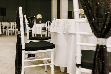 The elegant dinner table arrengement decor in black and white colors for wedding