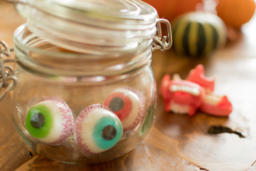 Auge oder Vampirzähne zum Halloween
