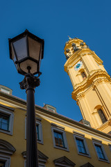 Fototapeta na wymiar Straßenlampe aus Gußeisen vor Theatinerkirche in München