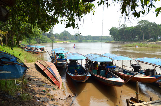 pirogue sur la rivi&egrave;re kwai