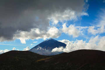 Vulkan Teide auf Teneriffa mit Wolken
